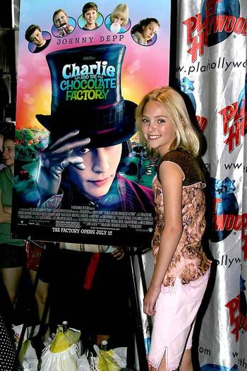annasophiarobbfan_com-bubblegumblowingcontest-2005jul12-b002