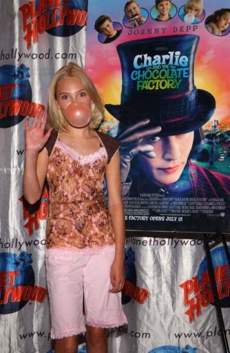 annasophiarobbfan_com-bubblegumblowingcontest-2005jul12-e001