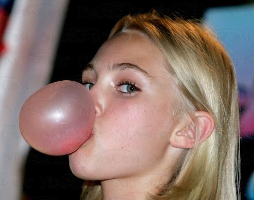 annasophiarobbfan_com-bubblegumblowingcontest-2005jul12-g002