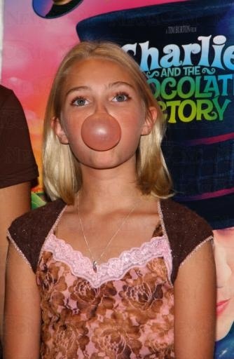 annasophiarobbfan_com-bubblegumblowingcontest-2005jul12-i002