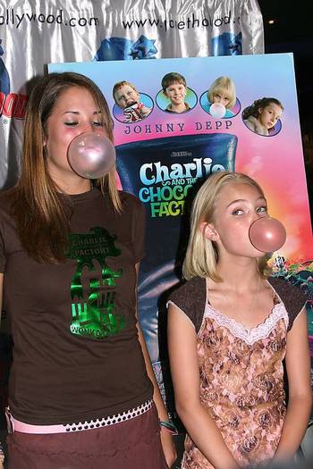 annasophiarobbfan_com-bubblegumblowingcontest-2005jul12-j002