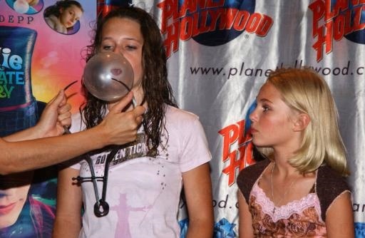 annasophiarobbfan_com-bubblegumblowingcontest-2005jul12-k001 - AnnaSophia-Robb