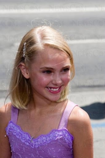 annasophiarobbfan_com-charlieandthechocolatefactory-2005jul10-b006 - AnnaSophia-Robb