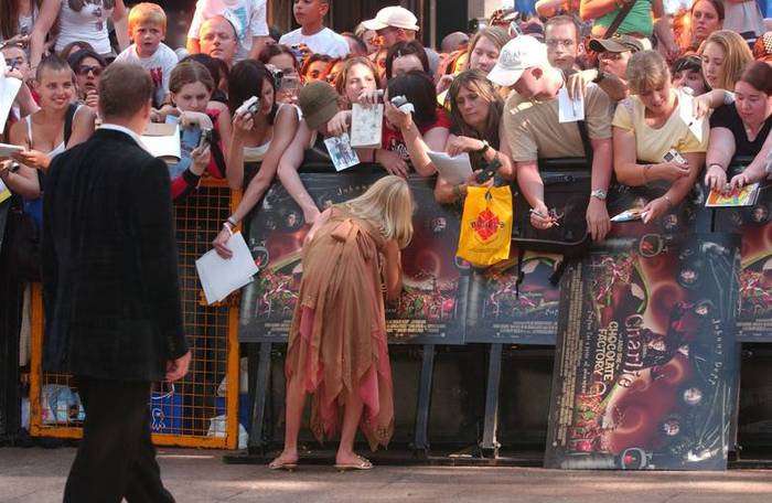 annasophiarobbfan_com-charlieandthechocolate-londonpremiere2006jul17-e001