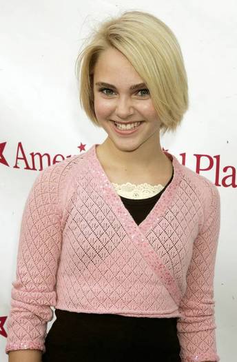 annasophiarobbfan_dot_com-americangirlstoreopening-2006apr21-b001 - AnnaSophia-Robb