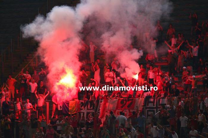 GA_6807suporteri_dinamo_fumigena_torta - dinamo