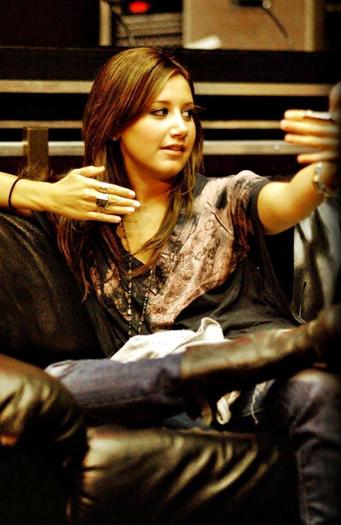 Ashley_Tisdale_1241080537_4