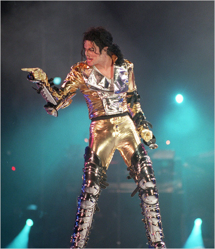 michael-jackson-in-gold-lame-with-leather-buckles-catcher-kneepads-in-history-tour-1992-prague - HIStory Tour