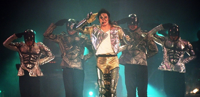 MJ-in-GOLD-History-Tour-michael-jackson-8241398-1470-717