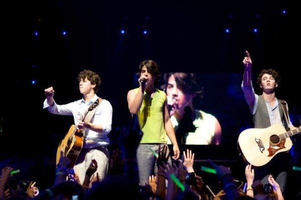 Jonas-Brothers-The-3D-Concert-Experience-1234983482 - jonas brothers