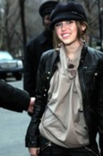 12817952_MKWYOTMZV - Arriving at her New York Hotel 2007-00