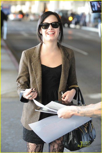 demi-lovato-lace-stockings-05
