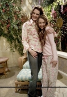 12314523_CTTITGWUB - Hannah Montana 2-00