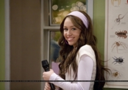 12314558_ABHUSZZYB - Hannah Montana 2-00