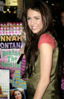 12763681_OJZZUYUJS - Hannah Montana Behind the Spotlight DVD Signing in London March 27 2007-00