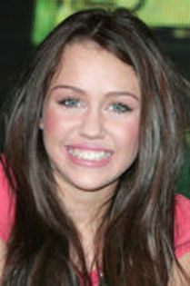 12763687_SRUIKNQIV - Hannah Montana Behind the Spotlight DVD Signing in London March 27 2007-00