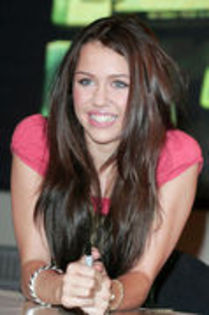 12763688_HFCTBEPPM - Hannah Montana Behind the Spotlight DVD Signing in London March 27 2007-00