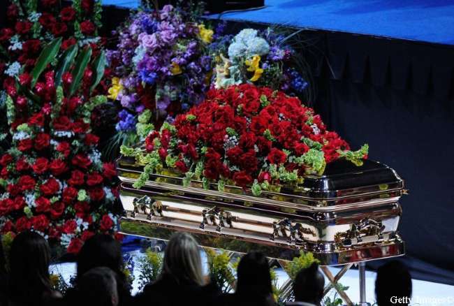tb_650_michael_jackson_coffin4 - Funeraliile lui Michael Jackson