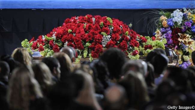 tb_650_michael_jackson_coffin5 - Funeraliile lui Michael Jackson