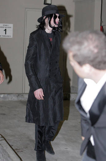 SXJYHZXVTKESOQKQBUK - Michael Jackson in aeroport
