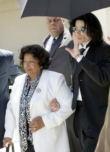 Michael_Jackson_1249410349_1 - Michael Jackson And His Family