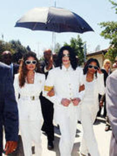 NOJKWTOZNCYYFBXLXEY - Michael Jackson And His Family