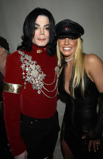 WKPYUOEWIGPRBQRVQFJ - Michael Jackson shi Britney Spears