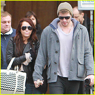 miley-cyrus-liam-hemsworth-holding-hands