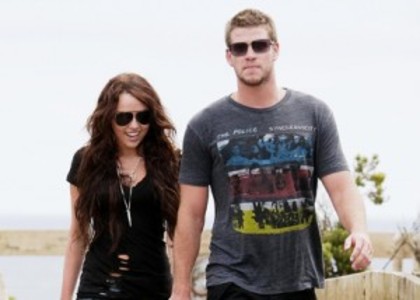 miley-cyrus-liam-hemsworth-photo-300x214 - Poze Personale Miley