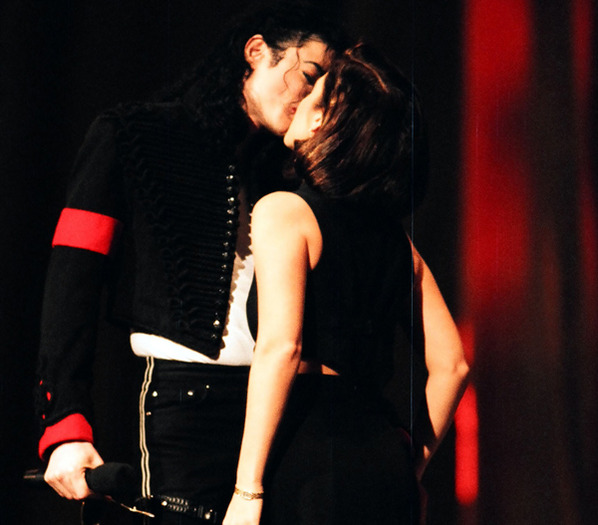25_michaelkiss - Michael Jackson shi Lisa-Marie Presley