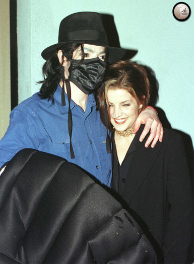 michael-and-ex-wife-lisa-marie-presley-share-an-intimate-moment-outside-of-the-ivy-restaurant-in-