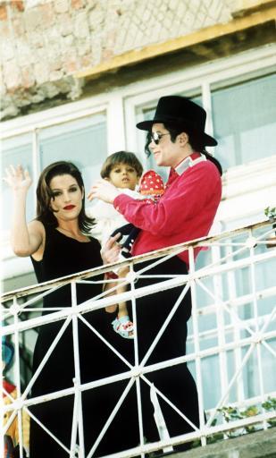 michael-jackson-and-his-wife-lisa-marie-presley-on-a-visit-to-budapest