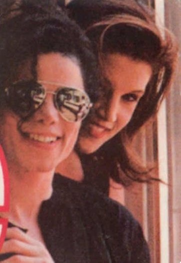 Michael-with-Lisa-Marie-Presley-michael-jackson-7127231-376-546 - Michael Jackson shi Lisa-Marie Presley