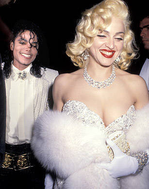 zambea Mike..zambea..da` nu cred k il atragea vreun pik - Michael Jackson shi Madonna