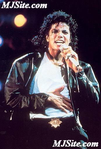 JNGYWGQULNWYFJMNYFG[1] - Michael Jackson in concerte