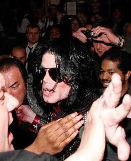 PicImg_Michael_Jackson_at_d0ff[1]