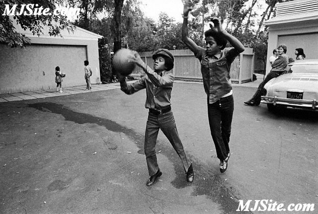 young-michael-jackson-shooting-hoops-with-his-brother - Michael Jackson La O Plimbarica