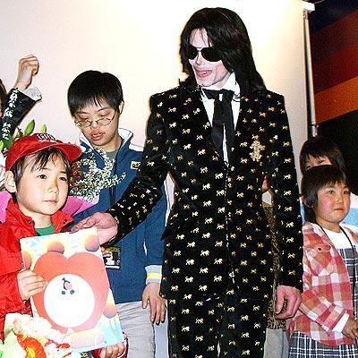 michael-jackson-orphange - Michael Jackson In Costum Cu Bulinutze