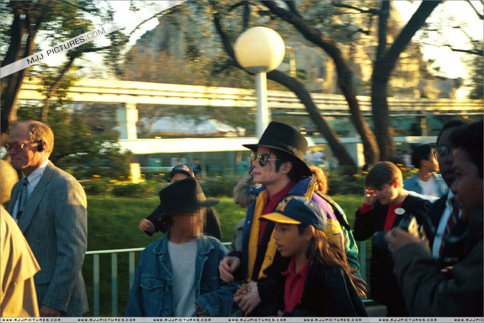 004 - Michael Jackson Printre Copii