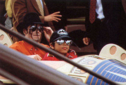 032 - Michael Jackson Printre Copii