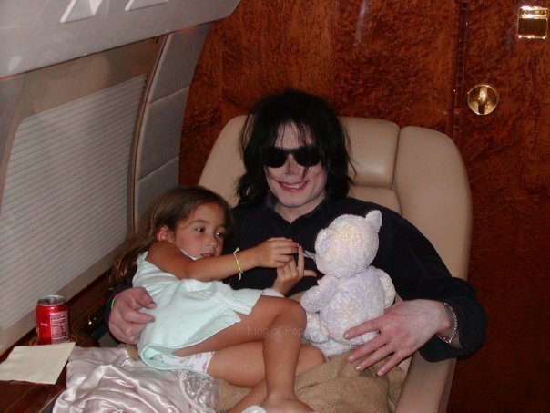 CominghomefromAcapulcoontheplane.MichaelandS - Michael Jackson Printre Copii