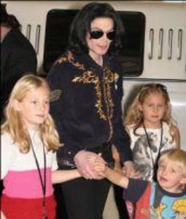 Copy of Vedeta pop si cei trei copii - Michael Jackson Printre Copii