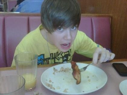  - 0_0 Justin Eating 0_0