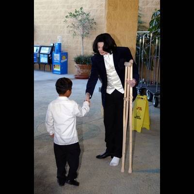 QHVFKWJQXOVPUHTXBQT - Michael Jackson Printre Copii