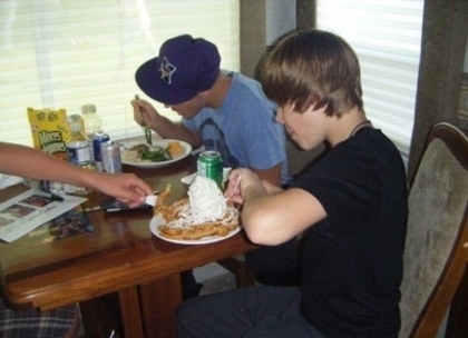  - 0_0 Justin Eating 0_0