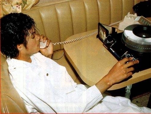 NPWTDLAKFSREQTTQWXH - Michael Jackson vorbeste la telefon