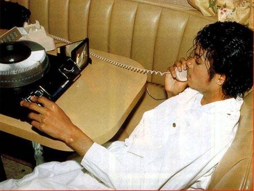 NPWTDLAKFSREQTTQWXH1 - Michael Jackson vorbeste la telefon