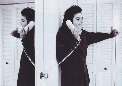 zzzuzzzuzzuzuz - Michael Jackson vorbeste la telefon