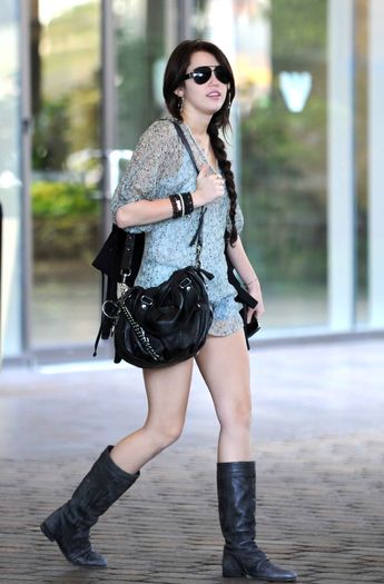 miley-cyrus-dot-com_candids-1dec2009-leavingintercontinentalhoteltampabay-0006 - alege tinuta mileyz13