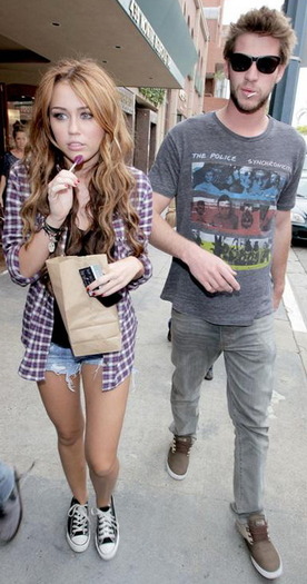  - Miley Cyrus si Liam Hemsworth au o pasiune comuna acadelele